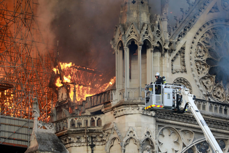 Strażacy usiłują ratować Notre-Dame (15 kwietnia 2019)