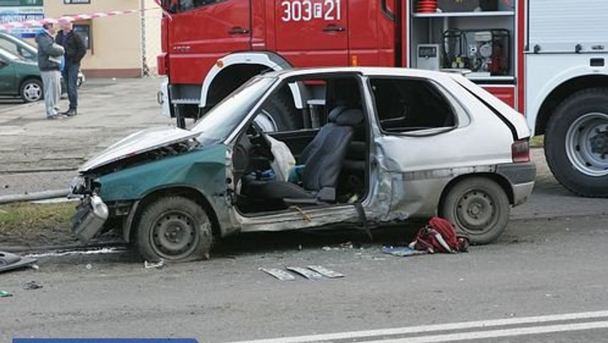 Wypadkiem zakończyła się szarża 25-letniego gorzowianina, który ignorując znak do zatrzymania, zaczął uciekać osobowym Ciroenem Saxo. Jak ustalili policjanci, mężczyzna ten poruszał się pojazdem pochodzącym z kradzieży, będąc pod działaniem środka odurzającego. Na wolności przebywał bezprawnie, bowiem w wyznaczonym terminie nie powrócił do zakładu karnego.