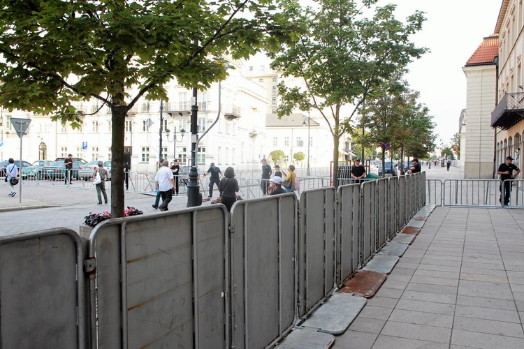 Barierki na Krakowskim Przedmieściu w Warszawie