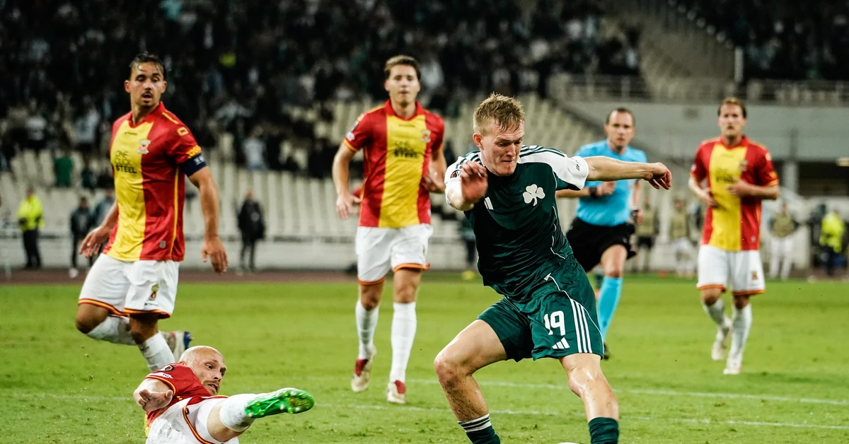 Cudowny gol Karola Świderskiego w Lidze Europy. Reprezentant Polski trafił w samo "okienko"