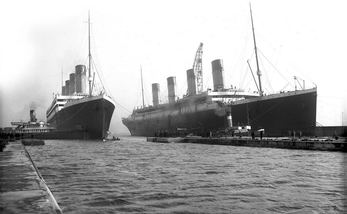 Olympic i Titanic (po prawej) w stoczni w Belfaście