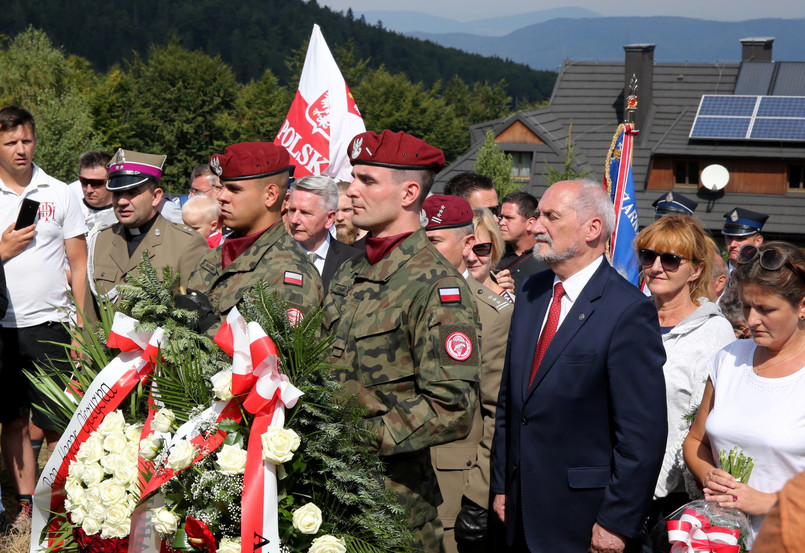 Antoni Macierewicz składa wieniec przed pomnikiem poświęconym ks. kapelanowi Władysławowi Gurgaczowi i żołnierzom PPAN.