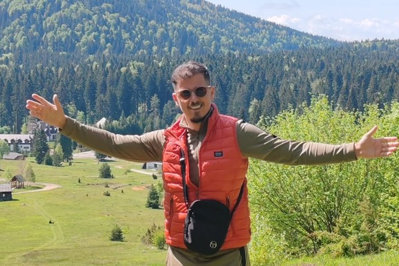 NAŠ PEVAČ JE PRVI OFARBAO JAJA ZA USKRS Odabrao tradicionalnu tehniku ukrašavanja, pokazao koliko je spretan (VIDEO)