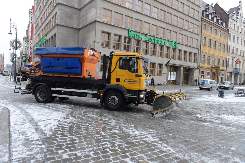 Pługopiaskarka na wrocławskim Rynku