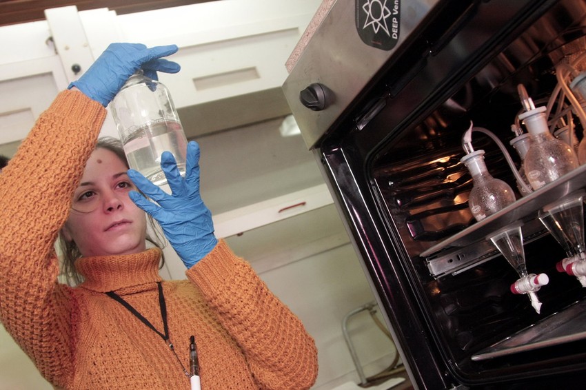 Ana Parabucki, neurobiolog posmatra tečnost u kojoj žive ekstremofili   Evolucioni biolog, Vlada Jovanović objašnjava da oni u toku eksperimenta stvaraju I fosilne zapise svakog novog oblika u koji prvobitni mikroorganizmi evoluiraju.