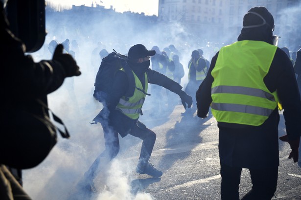 Protesty "żółtych kamizelek" rozpoczęły się w listopadzie 2018 roku i organizowane są co sobotę. Ruch ten odrzuca politykę gospodarczą Macrona, nastawioną - jak twierdzi - na duże koncerny i bogatych kosztem zwykłych pracowników. Domaga się podniesienia płac, emerytur i zasiłków dla bezrobotnych.