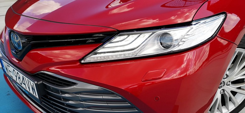 Rząd kupuje limuzyny. Dlaczego nie karetki? Rzecznik się tłumaczy, a sprawa trafiła do KE