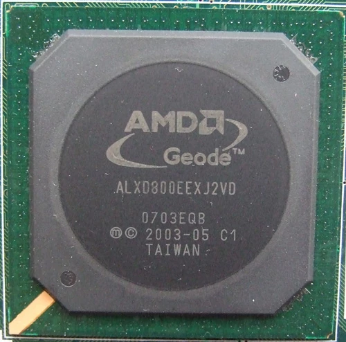 AMD przegapiło trend wzrostowy na rynku układów SoC i być może to jest właśnie przyczyną fali rezygnacji. Koncern jest zdecydowanie w tyle za Intelem i jeszcze dalej za Nvidią, jeśli chodzi o plany odnośnie rynku smartfonów i tabletów. Na zdjęciu układ AMD Geode - niegdyś produkowany przez AMD