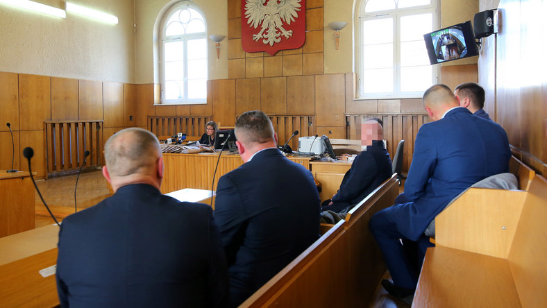 Ostrów Wielkopolski: pięciu policjantów skazanych za znęcanie się nad  zatrzymanymi - Wiadomości