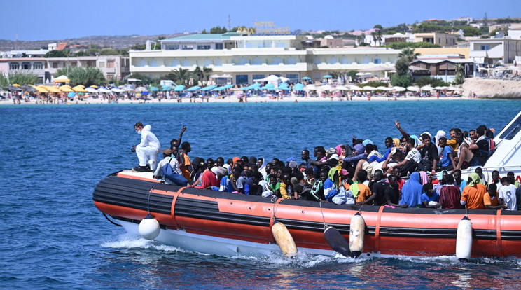 Több mint százezer menekült érkezett már idén az olasz partokra / Fotó: MTI EPA Ciro Fusco