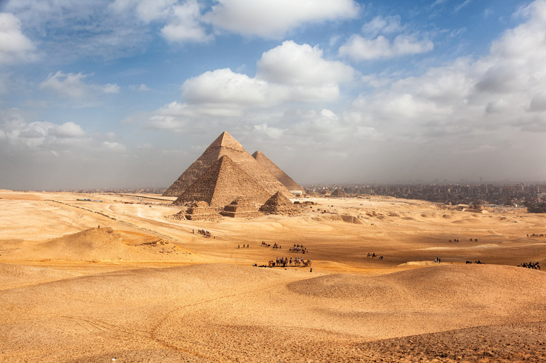 Osoby wierzące w starożytnych kosmitów są zdania, że to właśnie obcy zbudowali piramidy