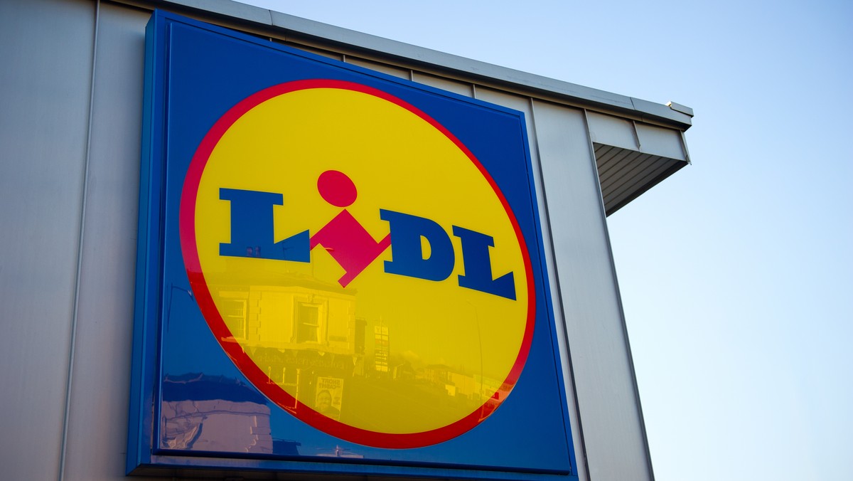 Kulinarne książki, które biły rekordy popularności, ponownie pojawią się na półkach niemieckiego dyskontu. Lidl zapowiada, że w ramach kolejnej promocji egzemplarzy dla klientów nie zabraknie i chwali się nakładem dorównującym wydawniczym hitom.