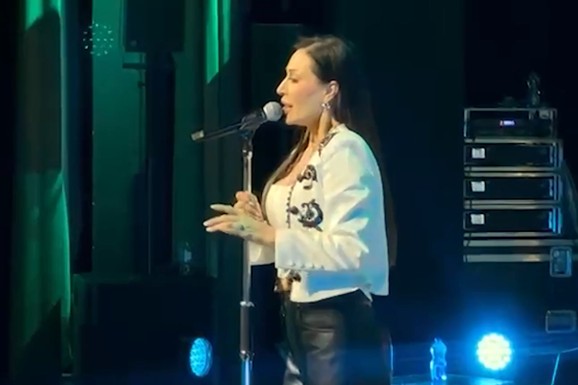 CRNE KOŽNE PANTALONE, GOLIŠAV STOMAK I KOSA DO STRUKA Ceca Ražnatović zapalila Cirih: Pokazala brutalnu liniju, publika pala u trans