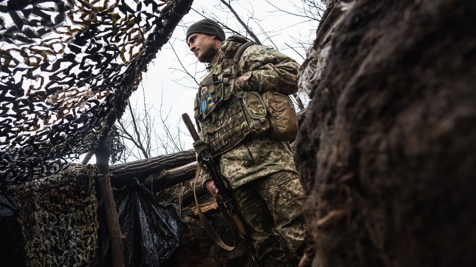 Ukraiński żołnierz na froncie w Donbasie, kwiecień 2022 r.