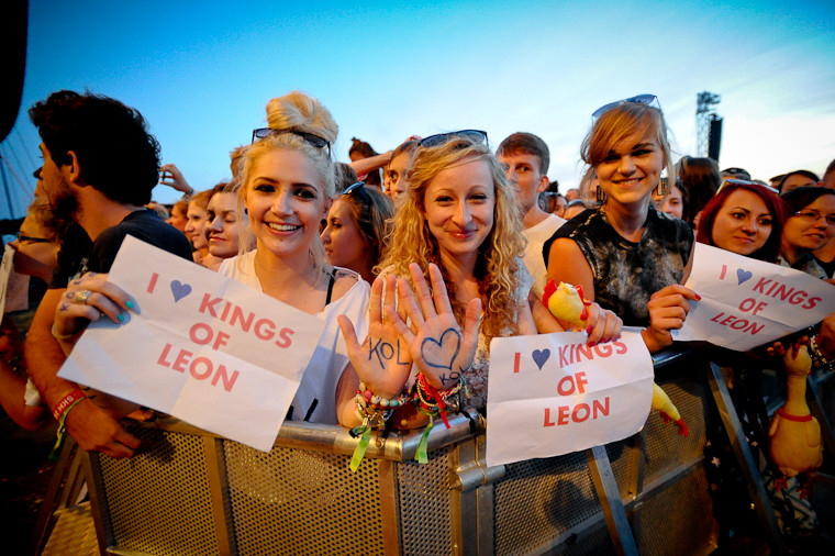 Publiczność pod sceną na festiwalu Heineken Open'er (fot. Artur Rawicz/Onet)