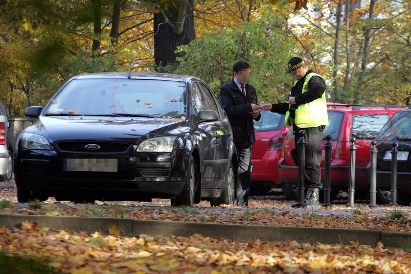 strażnicy zakładają blokady