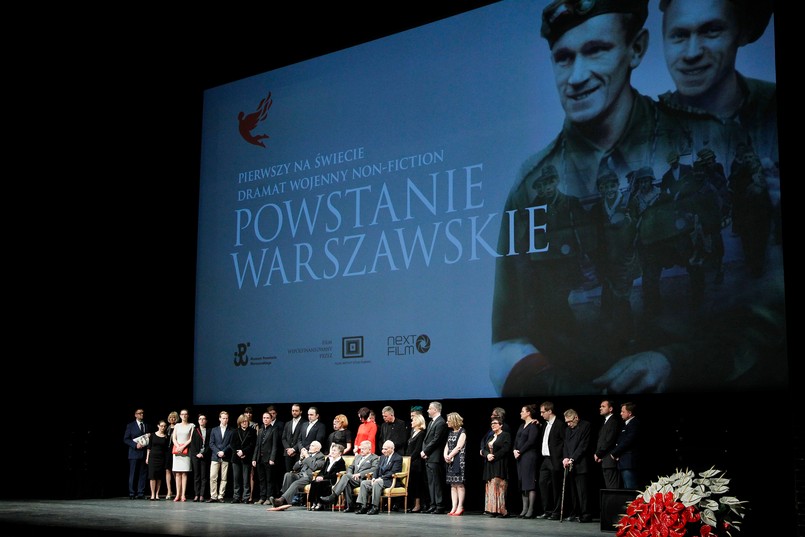 Ponad stu powstańców wzięło udział w uroczystym pokazie filmu "Powstanie Warszawskie". Wyjątkowy obraz powstał z niemych, czarno-białych fragmentów powstańczych kronik, które zostały pokolorowane, a całość udźwiękowiono