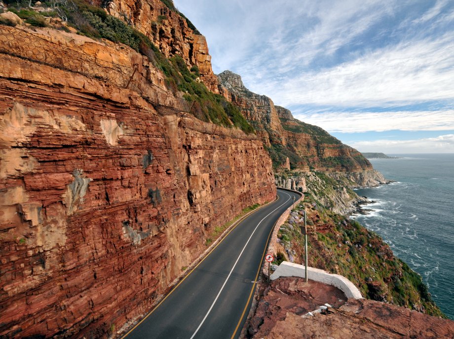 Kierując się na południe z zatoki Haut Bay, trzeba się wybrać na uroczo położoną nad samym oceanem trasę widokową Chapman's Peak Drive. Przebiega ona pomiędzy Hout Bay i Noordhoek na zachodnim wybrzeżu Cape Town w Republice Południowej Afryki. Droga oferuje widok na góry po jednej stronie i na Ocean Atlantycki z drugiej strony.