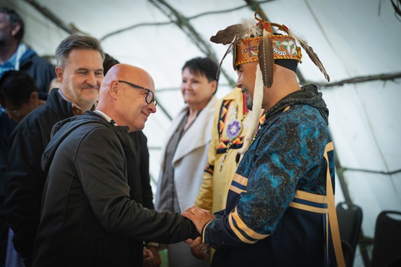 Grupa Ludności Rdzennej Atikameksheng Anishnawbek i KGHM INTERNATIONAL LTD. zawarły porozumienie (ang. Impact and Benefit Agreement, IBA) dotyczące kopalni Victoria.