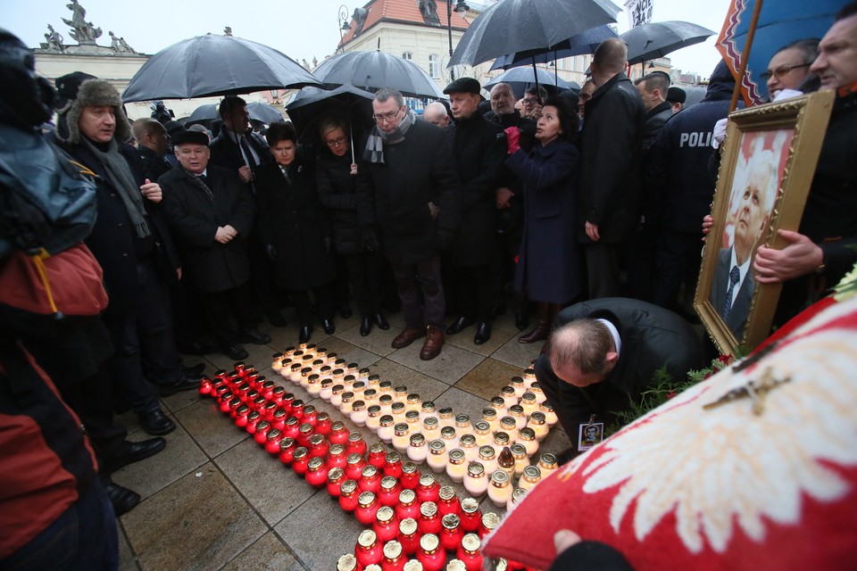 WARSZAWA MIESIĘCZNICA SMOLEŃSKA (Jarosław Kaczyński, Beata Szydło)