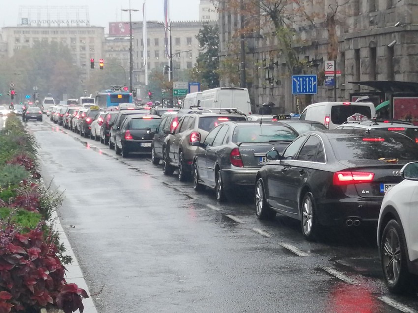 Kolona vozila na semaforu ispred Skupštine