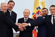 Władimir Putin i marionetkowi przywódcy nielegalnie anektowanych regionów 