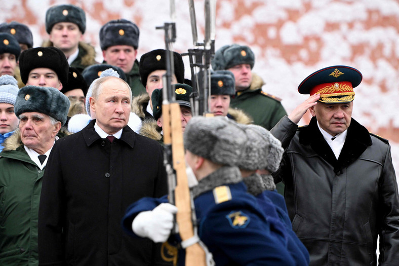 Prezydent Rosji Władimir Putin i minister obrony Siergiej Szojgu przy Grobie Nieznanego Żołnierza w Moskwie, 23 lutego 2024 r.