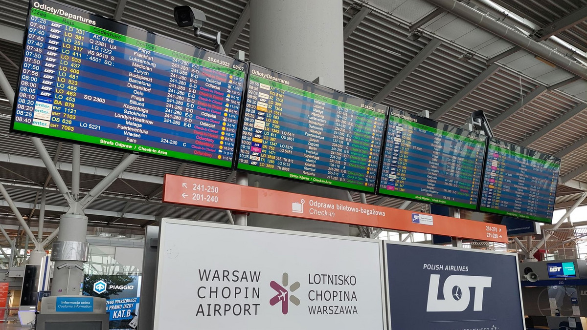Widok tablicy na lotnisku Chopina zaskoczył pasażerów. Linie tłumaczą