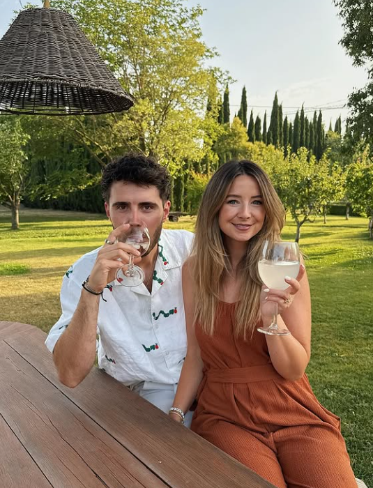 Oporou mu je jeho partnerka Zoe.
