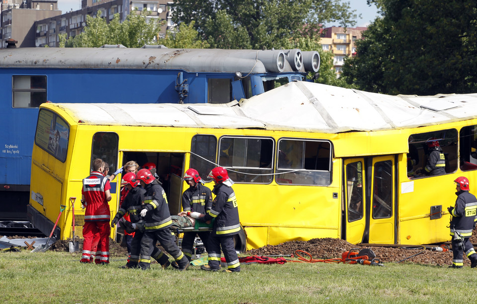 Symulacja zderzenia pociągu i autobusu komunikacji miejskiej. Fot. PAP/Andrzej Grygiel