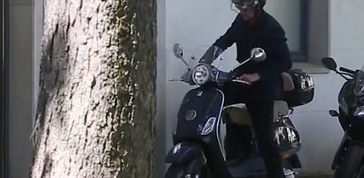 Polski aktor śmiga na stylowym skuterze.