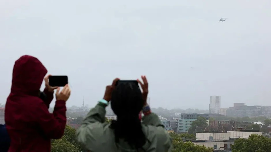 Prolaznici su mogli da vide kako helikopter Marinac jedan leti ka Vindzor zamku | Foto: Isabel Infantes/REUTERS