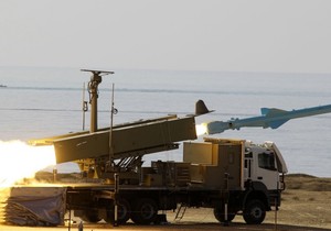 Iranska mornarica testira projektil "kader" tokom vojnih vežbi kod Ormuskog moreuza 2. januara 2012.