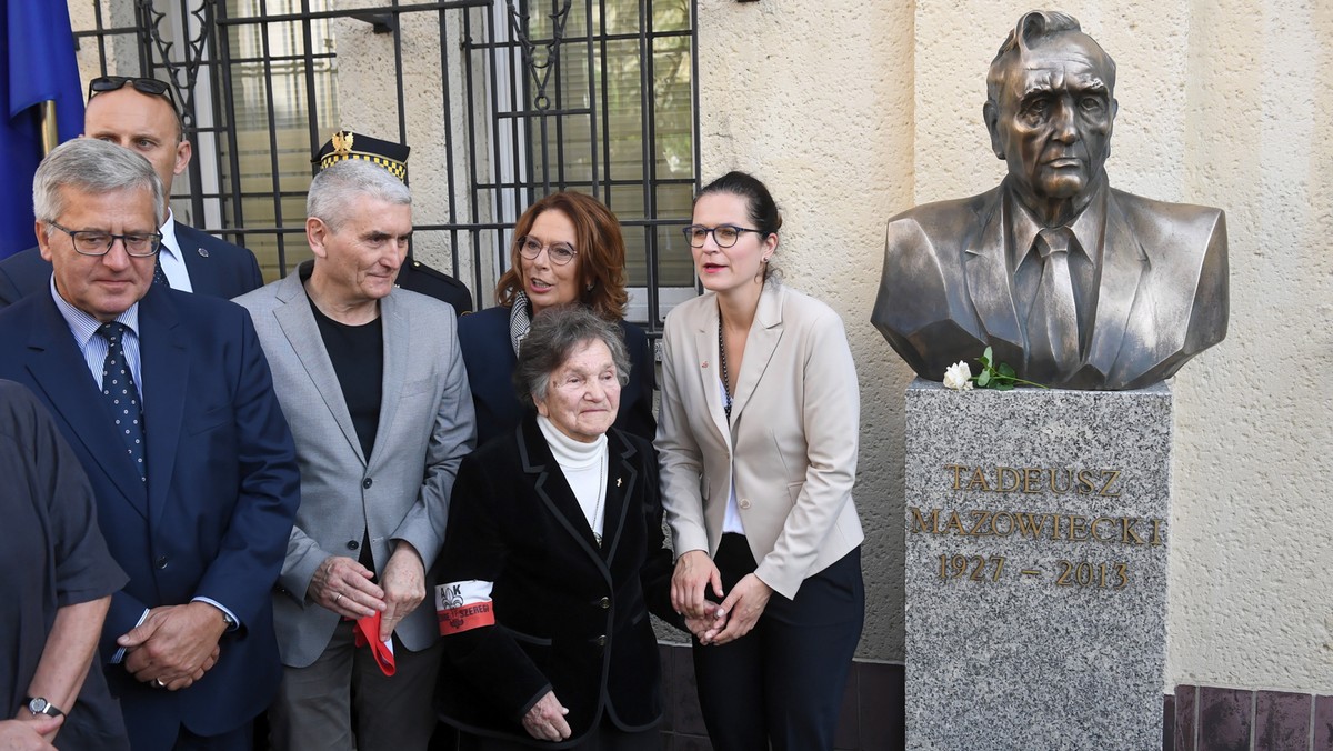 Popiersie pierwszego premiera III Rzeczypospolitej Tadeusza Mazowieckiego odsłonięto w czwartek w Warszawie. Uroczystość odbyła się w 30. rocznicą powołania rządu, na czele którego stanął Mazowiecki.