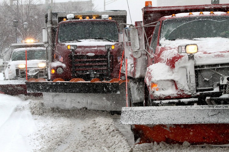 Według ostatnich informacji jest już 15 ofiar śmiertelnych zimowych nawałnic. Tylko w piątek m.in. z lotnisk w Nowym Jorku. Cleveland czy Bostonie odwołano około 2400 lotów.