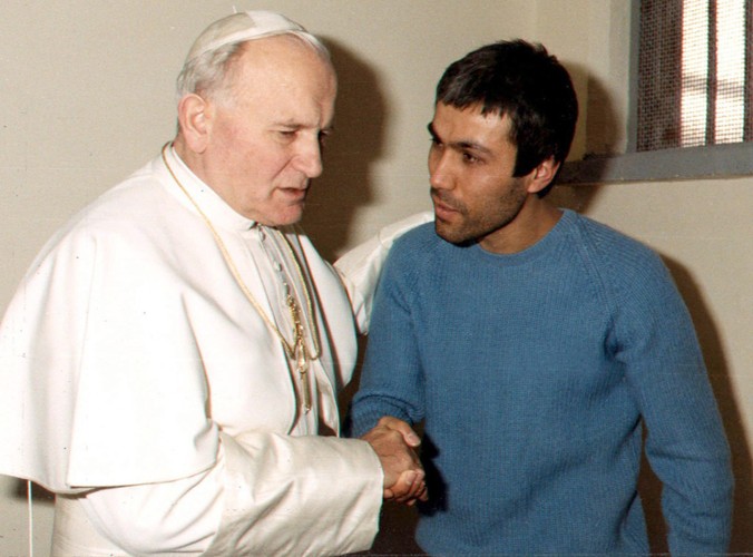 W grudniu 1983 roku Jan Paweł II spotkał się z Alim Agcą w więzieniu Regina Coeli w Rzymie