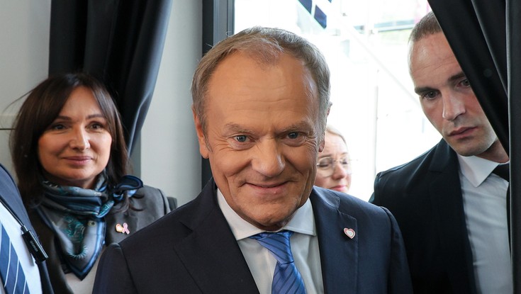 Wystąpienia liderów KO i PiS sporo łączyło. Ekspert: częściowo fałszywe narracje"