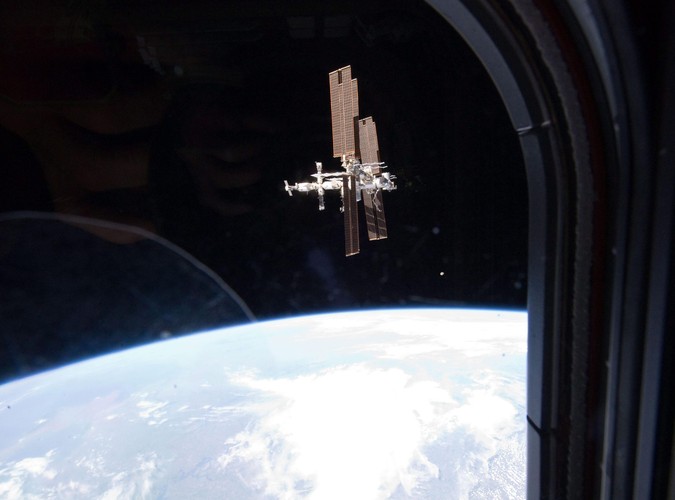 Międzynarodowa stacja kosmiczna widziana z okien promu Atlantis