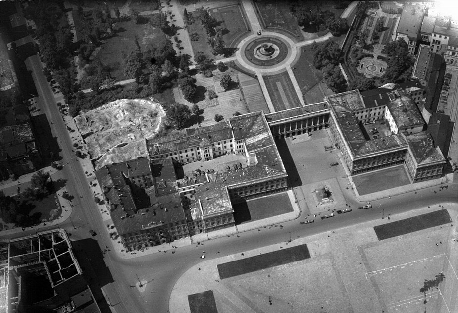 Lipiec 1944 roku, widać zniszczenia w okolicy pałacu.