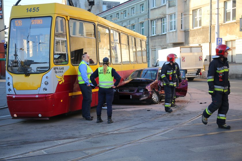 Wypadek na Gdańskiej. Rozbite samochody zablokowały tramwaj