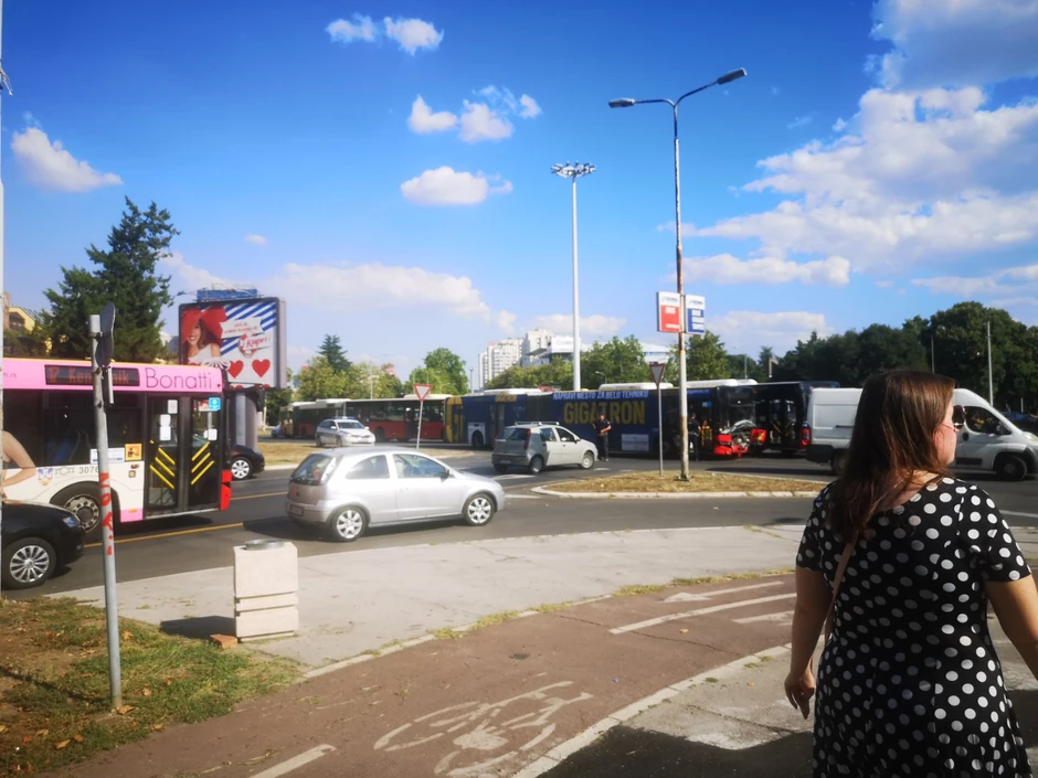 Autobus koji je učestvovao u udesu blokira put