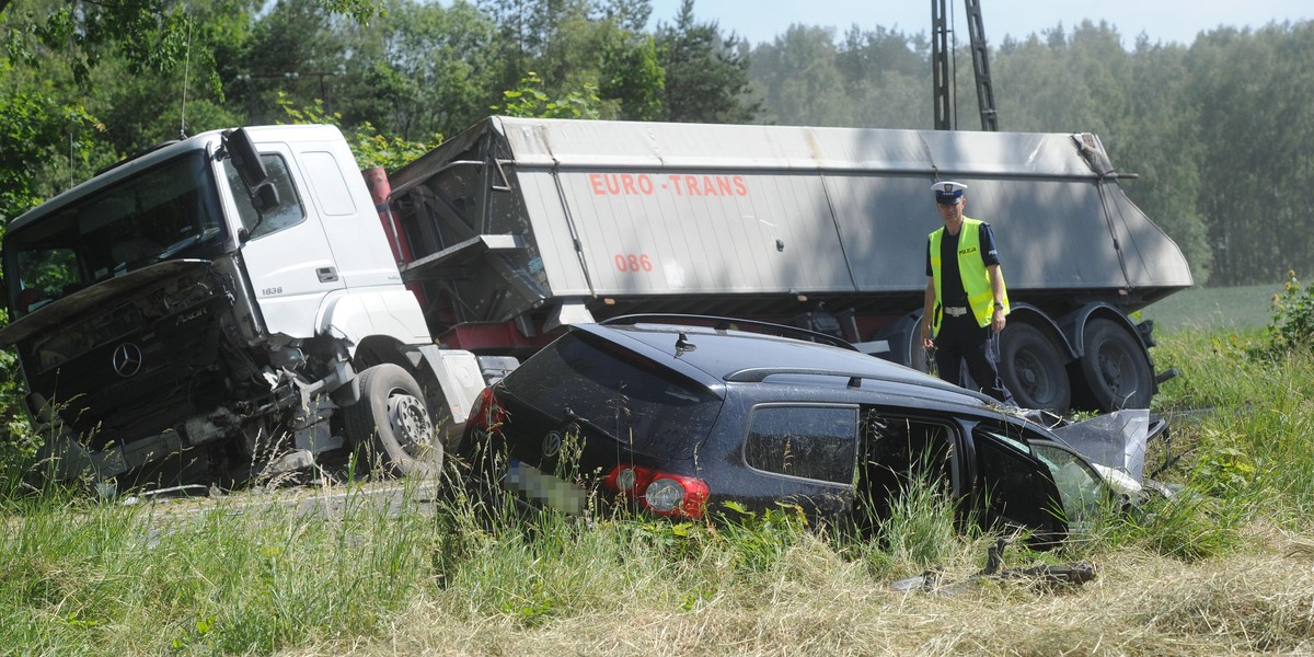 Osobówka wjechała w ciężarówkę. Nie żyje dziecko