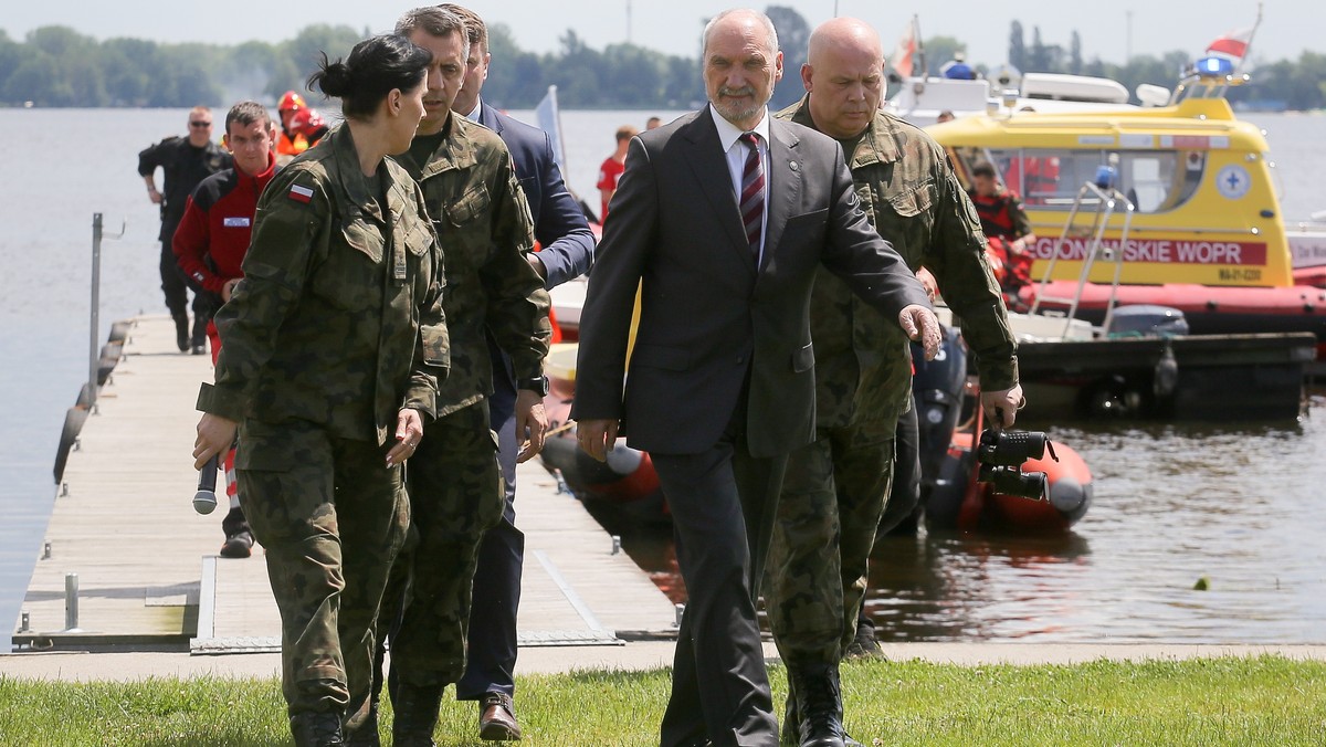 Antoni Macierewicz obserwował epizod ćwiczenia w podwarszawskim Zegrzu