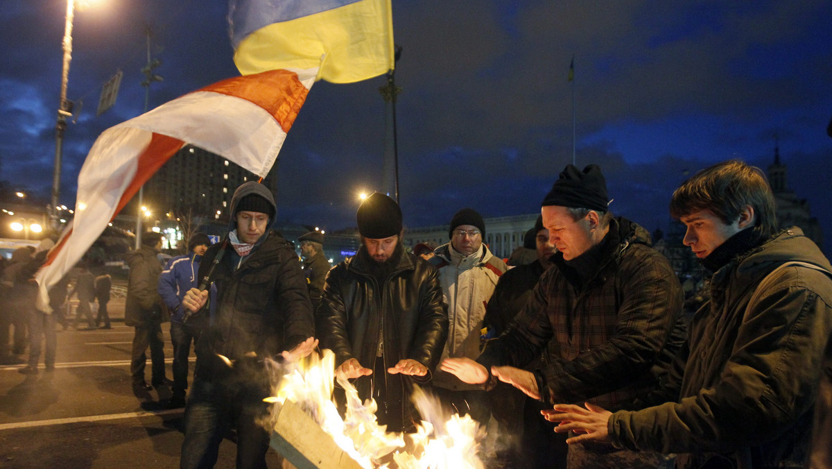 Ukraińska opozycja odmawia udziału w rozmowach z obecnymi władzami za okrągłym stołem i domaga się głosowania w parlamencie nad dymisją rządu premiera Mykoły Azarowa oraz uwolnieniem z więzienia byłej premier Julii Tymoszenko.