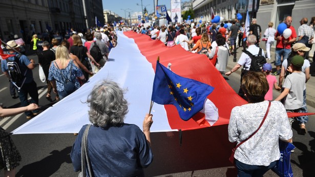 Marsz poparcia dla postulatów osób niepełnosprawnych i ich opiekunów, których protest trwa w Sejmie.