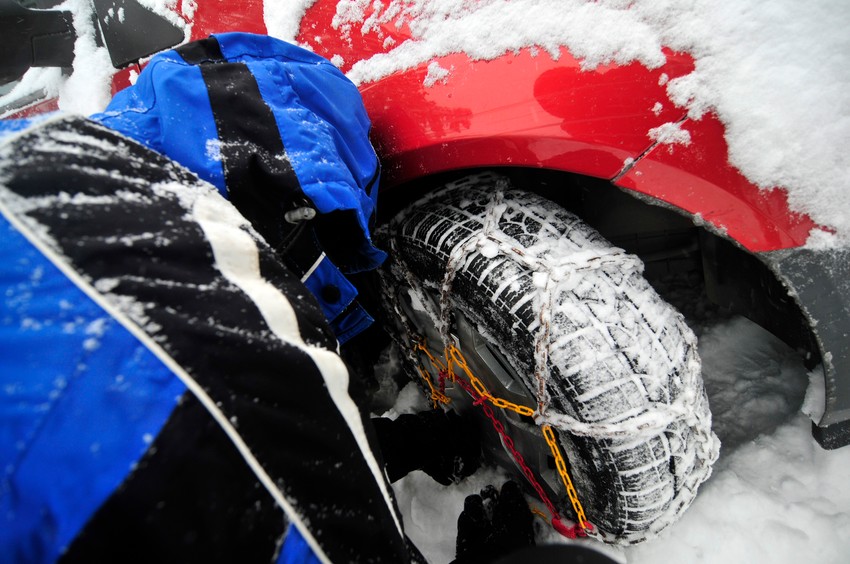 Lanci se, kako stoji u ZBS, montiraju na točkove na onim saobraćajnicama označenim znakom gde je upotreba lanaca obavezna kada je sneg na kolovozu