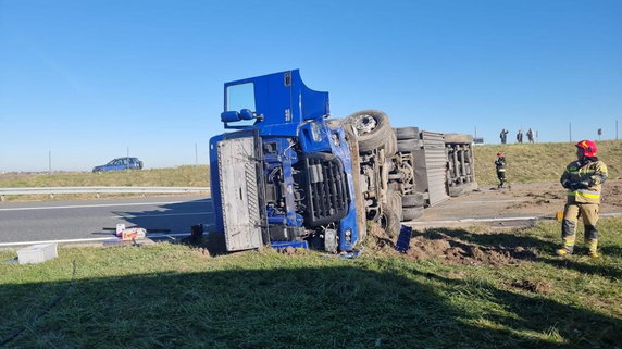 TIR wywrócił się przed węzłem Tarnów-Centrum na autostradzie A4