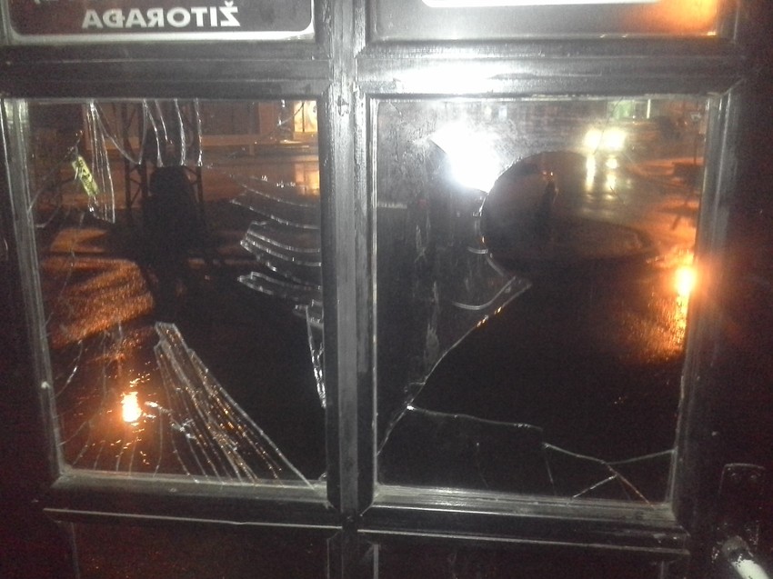 Polupan izlog kafića