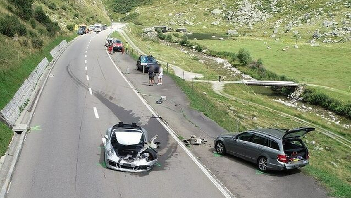 Do niecodziennego wypadku drogowego doszło w Szwajcarii. Uczestniczyły w nim samochody warte miliony. Policja szacuje szkody na równowartość 15 mln zł. Sprawę opisuje Autokult.pl.