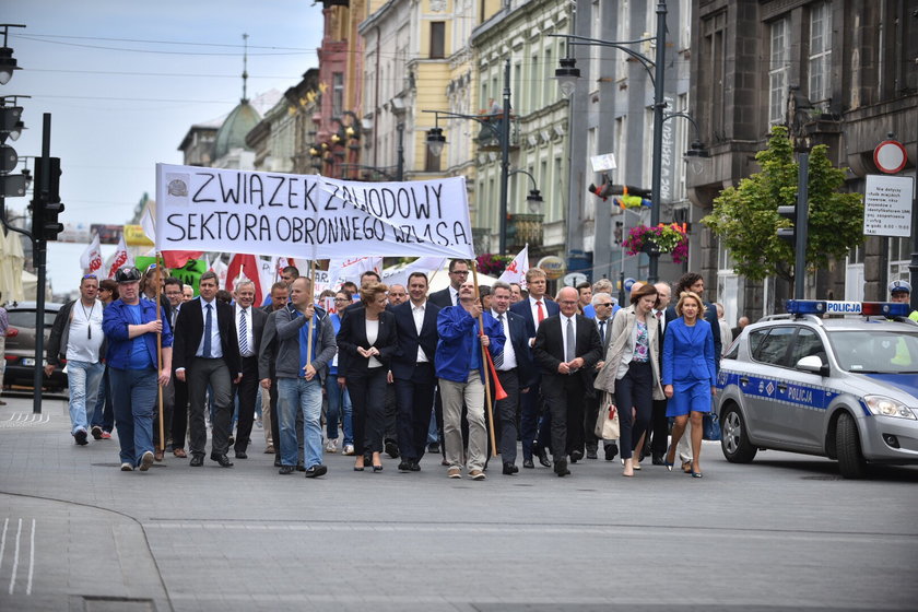 Pracownicy Wojskowych Zakładów Lotniczych manifestowali poparcie dla inwestycji Airbusa w Łodzi